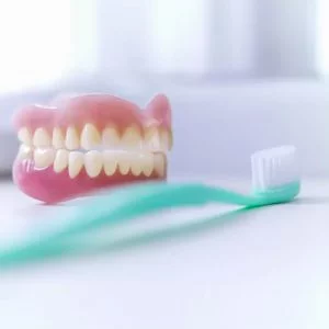 العناية بطقم الاسنان